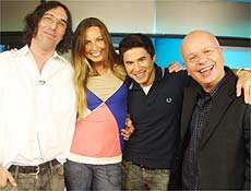 Andr Almada (no centro) esbanja bom humor no programa "Saca-Rolha", da PlayTV