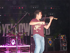 O vocalista Sean Mackin toca seu violino durante o show do Yellowcard em So Paulo