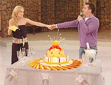 Anglica leva bolo e champanhe para comemorar aniversrio de Huck