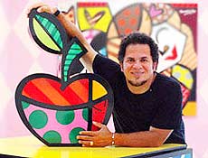 Artista plstico recifense Romero Britto ao lado de uma escultura de sua autoria
