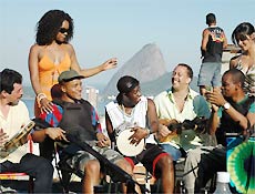 Leandro Firmino (de camiseta branca) grava primeiras cenas de "Vidas Opostas" no Rio
