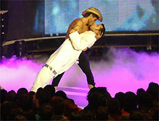 Marcos Mion e Caz simulam beijo gay durante a cerimnia do VMB 2006, no Credicard Hall