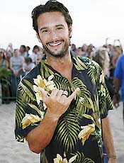 Santoro apareceu com o elenco de "Lost" no Havaí em festa praiana