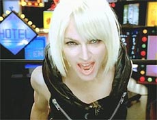 Em novo clipe, "Jump", a cantora Madonna aparece loirssima e de cabelo chanel