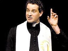Dan Stulbach vive um padre em "Dvida", primeira pea dirigida por Bruno Barreto