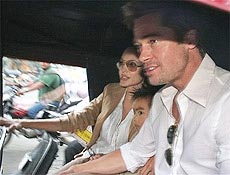 Angelina Jolie e Brad Pitt esto na ndia
