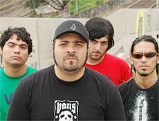 Rodrigo Koala ( frente), do grupo Hateen, diz que "movimento" emo ficou estereotipado