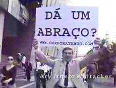Consultor de recursos humanos anda pela<br> av. Paulista pedindo abraço; uns ignoraram