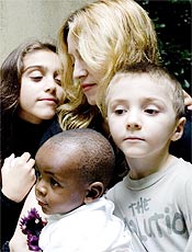 Madonna em foto ao lado de Lourdes, Rocco e David Banda