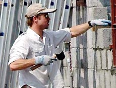 Brad Pitt ajudou a construir uma casa na ndia