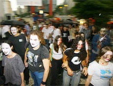 Veja galeria de fotos da 1 Zombie Walk brasileira, promovida no feriado de Finados