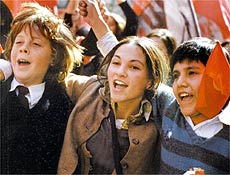 atas Quer, Manuela Martelli e Ariel Mateluna em cena do filme "Machuca", de Andrs Wood