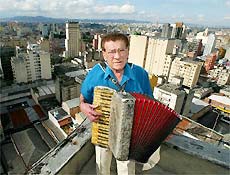 Mrio Zan e seu acordeon no topo do prdio onde morava, no centro de So Paulo