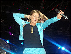 A musa Fergie requebra no show do grupo norte-americano Black Eyed Peas, em SP