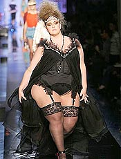 Com 132 quilos, Velvet atrai mdia para desfile de Gaultier em Paris