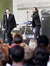 Bono, do U2, e Eddie Vedder, do Pearl Jam, cantam em Melbourne