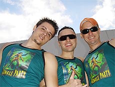 Trio de rapazes exibe camisetinha de uma edição anterior da festa Jungle Party