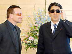 Primeiro-ministro japons, Shinzo Abe, usa culos Armani que ganhou do cantor Bono