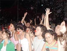 Fãs fazem folia durante a canção "Todo Carnaval Tem Seu Fim", do Los Hermanos