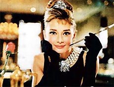 Atriz Audrey Hepburn como Holly Golightly no filme clssico "Bonequinha de Luxo", de 1961