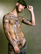Hype em NY é tatuar todo o corpo, inspirado no visual "Prison Break"