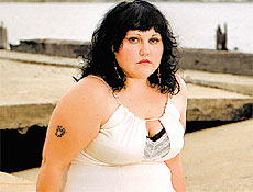 Beth Ditto, a vocalista do grupo Gossip,  gorda, lsbica e feminista
