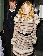 Madonna, seu casaco de chinchila e seu marido, Guy Ritchie