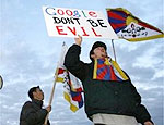 Cerca de 20 pessoas protestaram ontem, em frente  sede do Google (Califrnia)