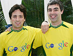 Brin e Page com as camisetas em homenagem ao Brasil