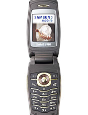 Telefone celular E500 tem cmera digital de 1,3 megapixel
