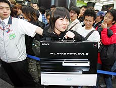 O PS3 comea a competir com o Xbox 360, da Microsoft, que est sendo vendido desde o ano passado