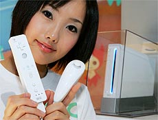O PS3, da Sony, chegou s lojas do Japo no sbado preparando o terreno para uma batalha com o Wii, da Nintendo (foto)