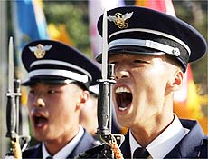 Membros da Defesa sul-coreana participam de cerimnia em memorial de guerra em Seul