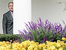 George W. Bush aparece atrs de pilar na entrada da Casa Branca, em Washington