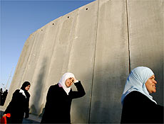 Palestinas passam pelo controverso muro construdo por Israel, perto de Ramallah