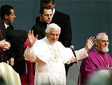 Papa Bento 16 acena durante discurso na cidade de Verona, no norte da Itlia