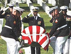 Oficiais do Exrcito carregam caixo de fuzileiro naval americano morto no Iraque