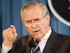 Donald Rumsfeld, secretrio de Defesa dos EUA, diz que dar mais apoio aos EUA