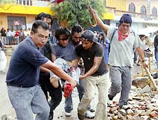 Homem ferido durante protestos em Oaxaca  carregado por grevistas; quatro j morreram