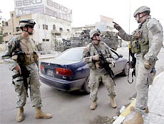 Soldados dos Estados Unidos conversam com comandantes em Karada, distrito Bagd