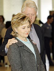 Hillary Clinton e o ex-presidente dos EUA, Bill Clinton, votam em NY