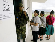Eleitores fazem fila para votar na cidade de Cayambe, regio ao norte de Quito