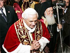 Cercado por lderes turcos, papa Bento 16 chega a Esmirna em 2 dia de visita