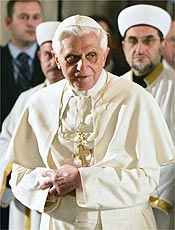 O papa Bento 16 reza com as mos sobre o peito como os muulmanos