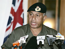 O chefe das Foras Armadas de Fiji, Frank Bainimarama, tomou o poder nesta tera-feira