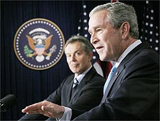 Tony Blair e George W. Bush do entrevista coletiva sobre nova estratgia no Iraque