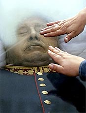 Chilenos se despedem do corpo de Augusto Pinochet em Santiago