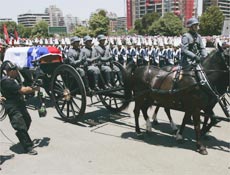 O caixo do ditador chileno Augusto Pinochet  transportado no Colgio Militar aps seu funeral