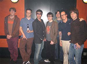 Liam Gallagher e um bando de fãs, que acontece ser o Weezer