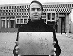 Astrnomo Carl Sagan, morto em 1996, segura placa de metal afixada  Pioneer-10